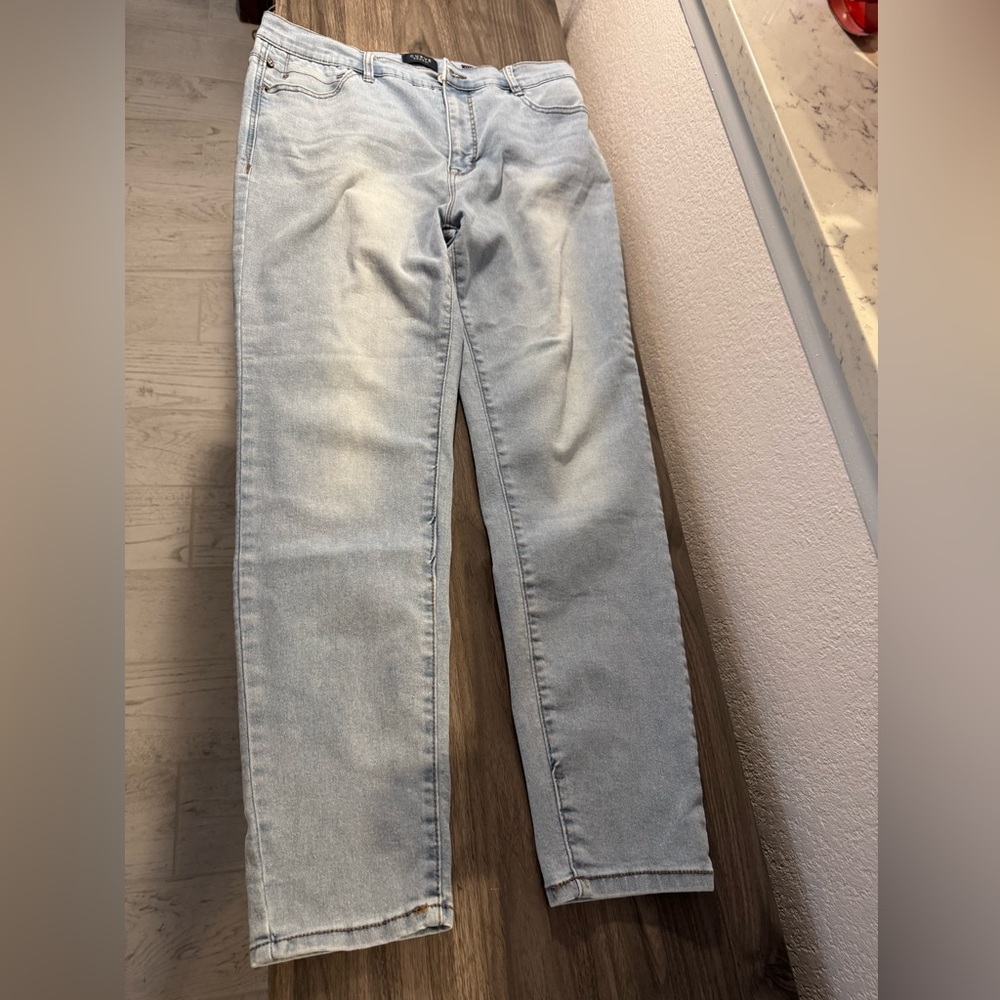 Light Wash Curve Appeal Women’s high-rise essential skinny jeans - size 12/31 - Picture 2 of 6